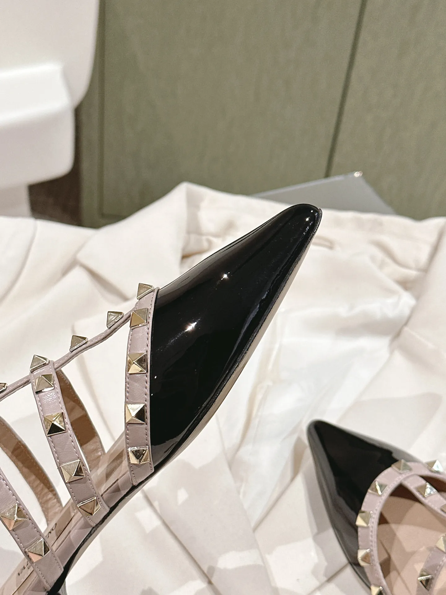 👟👟Ex-factory price 520👟👟 | ²⁰²4 𝐬𝐬 🤍🤎 Versatile series for all seasons! Is your shoe cabinet missing a pair? [Proud] Purchasing agent level! 🔥 The entire VALENTINO series is produced by Taiwan-funded factories! Getting in and out of the counter is stress-free! ROCKSTUD Valentino studded patent leather ballet flats ONE STUD retro craft pyramid large rivet buckle flats/high heels Smooth shoe lines and awesome version Comfortable upper foot. Increases height. Looks slimmer. Elongates leg lines. Imported mirrored calfskin/cow patent leather/high-density silk material Lambskin lining Italian high-density leather outsole Size35-39 (40/41/42 can be customized) Heel height: flat/4.5cm/ Counter synchronized gift box 💝 packaging!